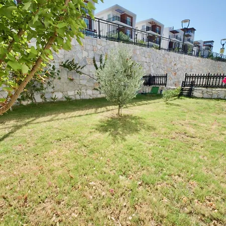 With The Pool And Sea View, As You Can Have A Pleasant Time On Your Balcony アパート Bogazici