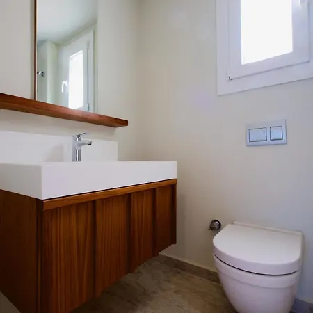 With The Pool And Sea View, As You Can Have A Pleasant Time On Your Balcony アパート Bogazici