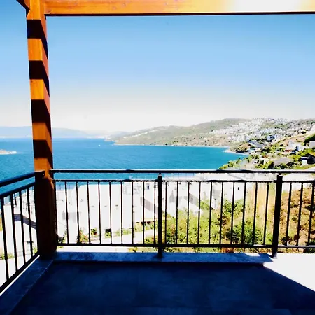 With The Pool And Sea View, As You Can Have A Pleasant Time On Your Balcony アパート Bogazici